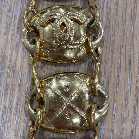 Authentic Vintage Chanel Quilted Gold Plated Bracelet with One CC missing - Picture 3 of 9